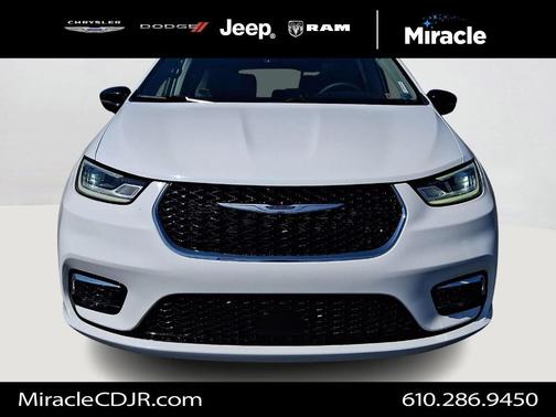 Bright White Clearcoat 2024 Chrysler Pacifica Limited