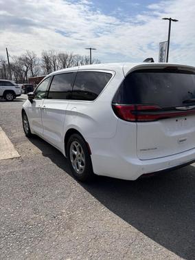 Bright White Clearcoat 2024 Chrysler Pacifica Limited