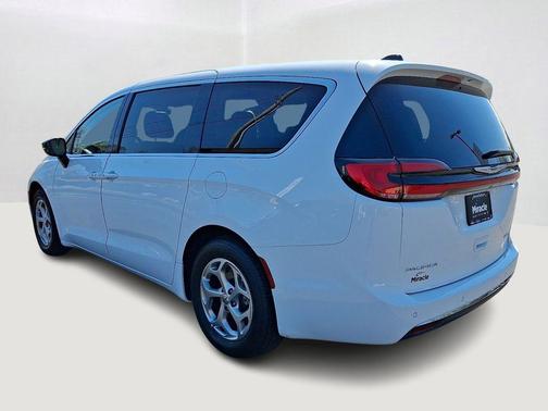 Bright White Clearcoat 2024 Chrysler Pacifica Limited