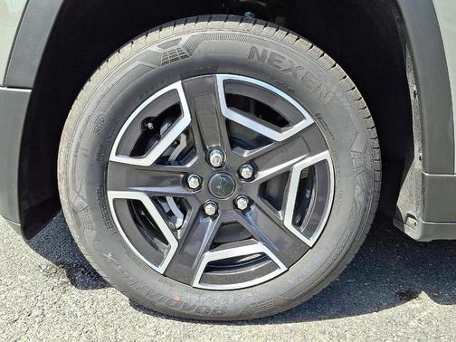 Sting Gray Clearcoat 2026 Jeep Cherokee LAREDO/LIMITED