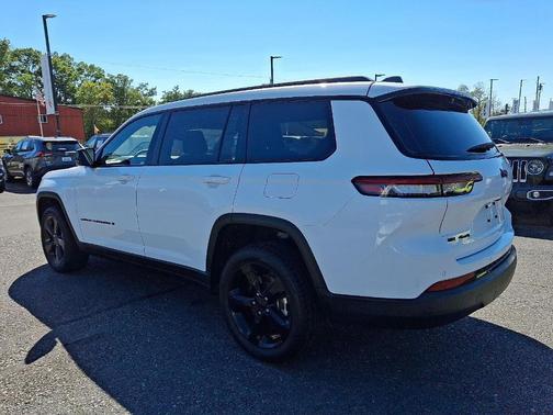 2023 Jeep Grand Cherokee L Laredo