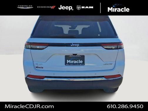 Bright White Clearcoat 2023 Jeep Grand Cherokee Limited