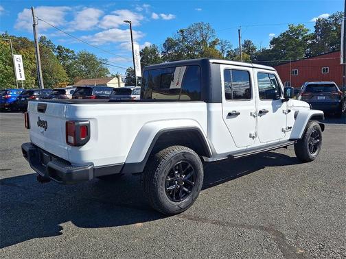 2022 Jeep Gladiator Sport