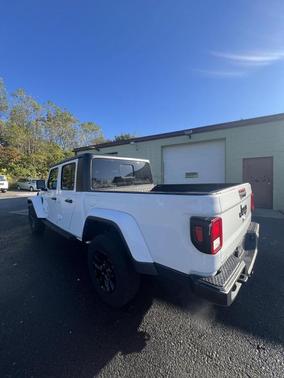2022 Jeep Gladiator Sport
