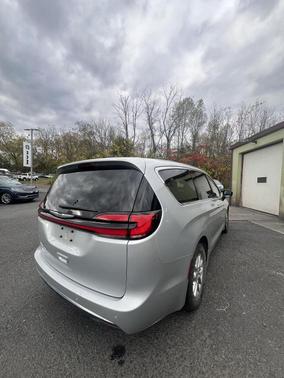 2024 Chrysler Pacifica Touring-L