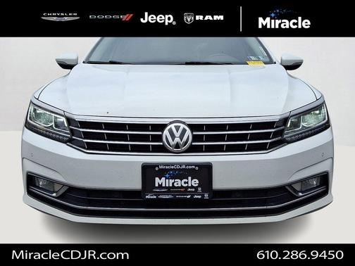 Pure White 2017 Volkswagen Passat 1.8T SE w/Technology