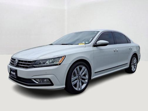 Pure White 2017 Volkswagen Passat 1.8T SE w/Technology