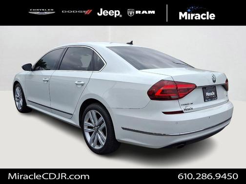Pure White 2017 Volkswagen Passat 1.8T SE w/Technology