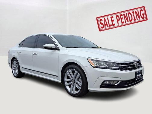Pure White 2017 Volkswagen Passat 1.8T SE w/Technology
