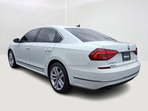 Pure White 2017 Volkswagen Passat 1.8T SE w/Technology