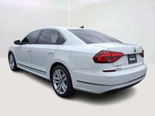 Pure White 2017 Volkswagen Passat 1.8T SE w/Technology