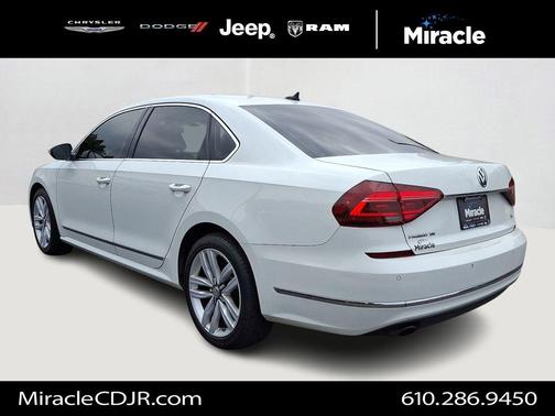 Pure White 2017 Volkswagen Passat 1.8T SE w/Technology