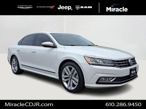 Pure White 2017 Volkswagen Passat 1.8T SE w/Technology
