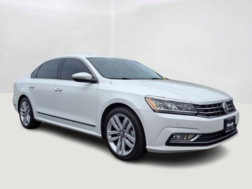 Pure White 2017 Volkswagen Passat 1.8T SE w/Technology