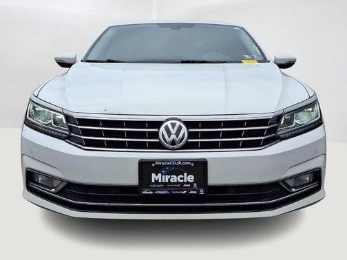 Pure White 2017 Volkswagen Passat 1.8T SE w/Technology