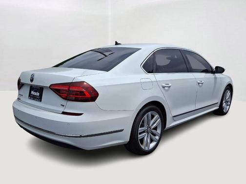 Pure White 2017 Volkswagen Passat 1.8T SE w/Technology