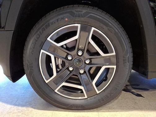 Diamond Black 2026 Jeep Cherokee LAREDO/LIMITED