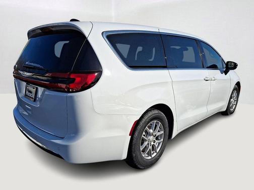Bright White Clearcoat 2026 Chrysler Pacifica Select