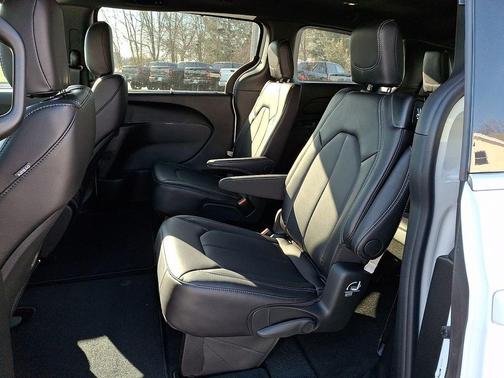 Bright White Clearcoat 2026 Chrysler Pacifica Select