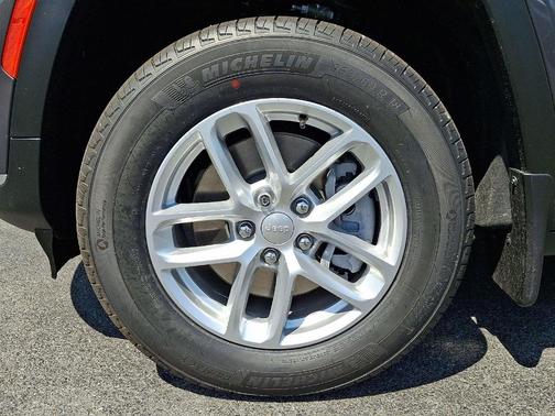 Metallic 2026 Jeep Grand Cherokee L Laredo