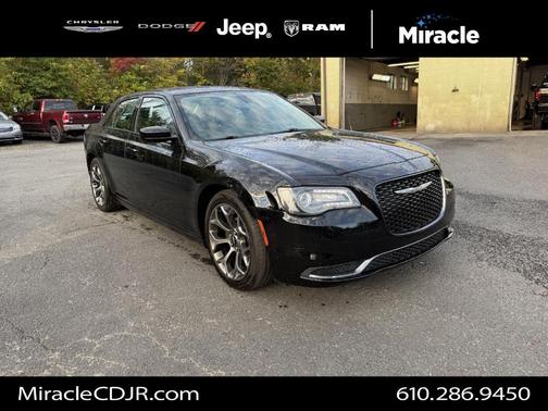 Gloss Black 2018 Chrysler 300 Touring