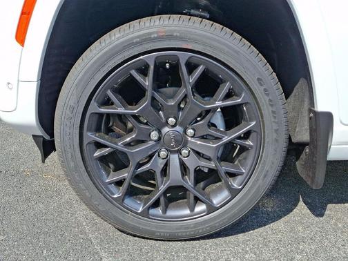 Bright White Clearcoat 2026 Jeep Grand Cherokee Summit