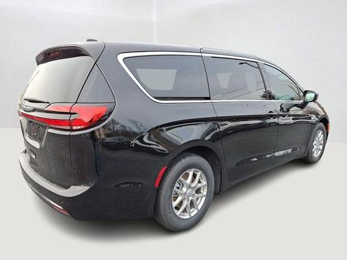 Diamond Black 2026 Chrysler Pacifica Select