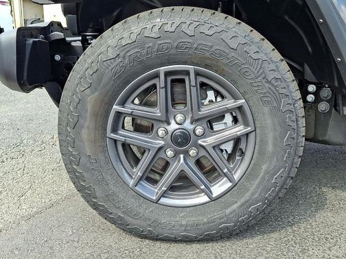 Granite Crystal Clearcoat Metallic 2026 Jeep Gladiator Sport