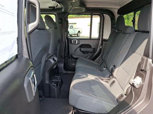 Granite Crystal Clearcoat Metallic 2026 Jeep Gladiator Sport