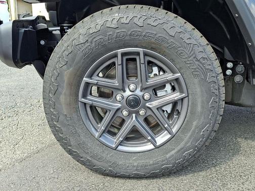 Granite Crystal Clearcoat Metallic 2026 Jeep Gladiator Sport