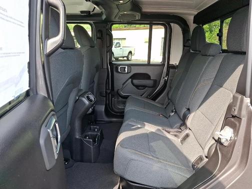 Granite Crystal Clearcoat Metallic 2026 Jeep Gladiator Sport