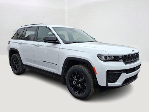 Bright White Clearcoat 2026 Jeep Grand Cherokee Laredo