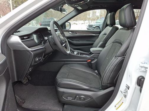 Bright White Clearcoat 2026 Jeep Grand Cherokee Laredo
