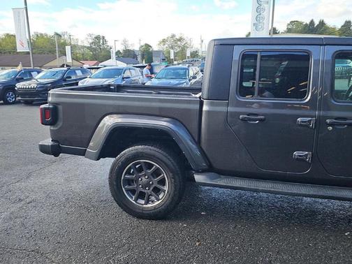 2022 Jeep Gladiator Overland