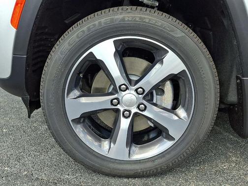 Silver Zynith 2026 Jeep Grand Cherokee L Limited