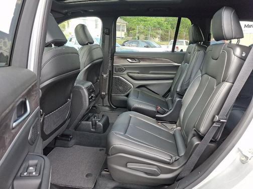 Silver Zynith 2026 Jeep Grand Cherokee L Limited