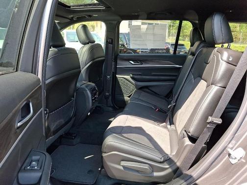 Metallic 2026 Jeep Grand Cherokee L Laredo