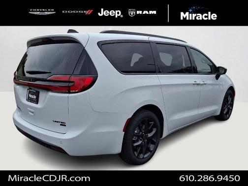 Bright White Clearcoat 2027 Chrysler Pacifica LIMITED