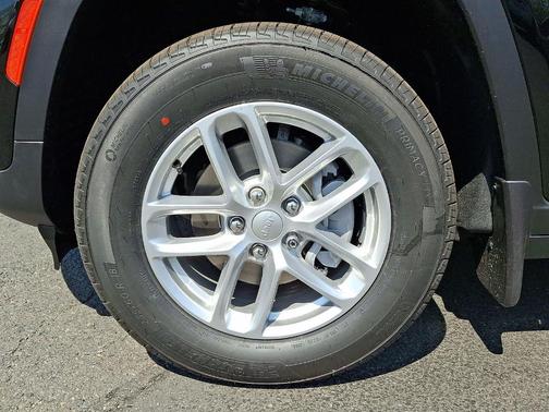 Diamond Black 2026 Jeep Grand Cherokee Laredo X