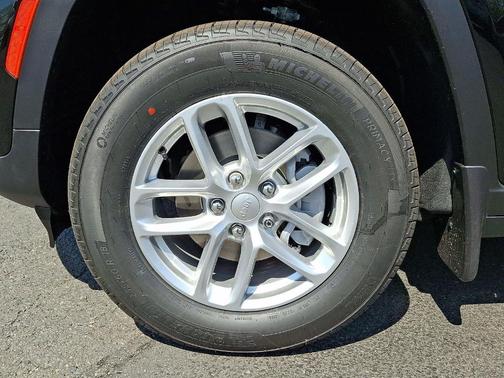 Diamond Black 2026 Jeep Grand Cherokee Laredo X