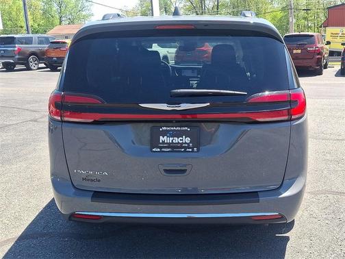 2022 Chrysler Pacifica Touring-L