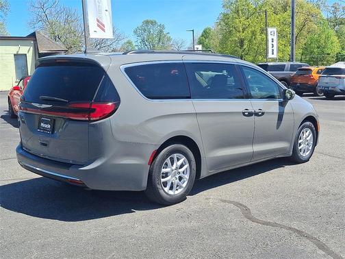 2022 Chrysler Pacifica Touring-L