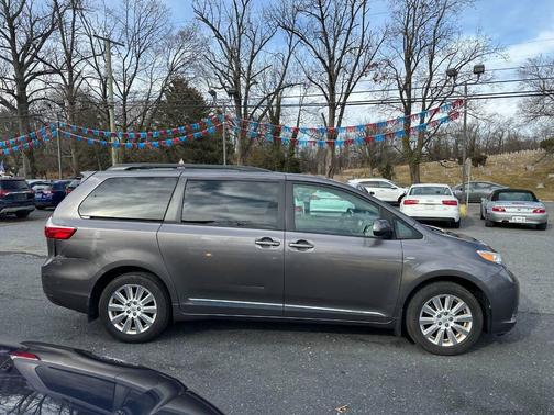 2017 Toyota Sienna LE