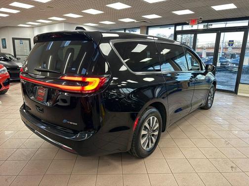 2024 Chrysler Pacifica Hybrid Select