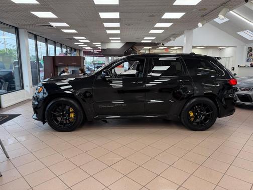 Diamond Black Crystal Pearl 2021 Jeep Grand Cherokee Trackhawk