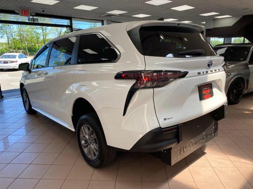 White 2025 Toyota Sienna LE