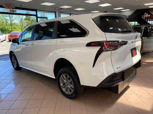 White 2025 Toyota Sienna LE