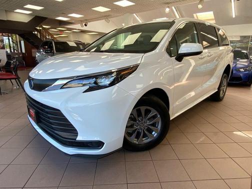 White 2025 Toyota Sienna LE