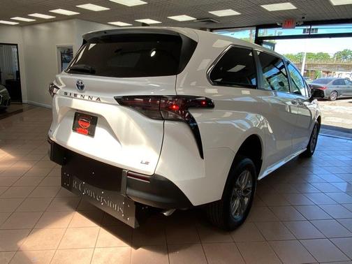 White 2025 Toyota Sienna LE