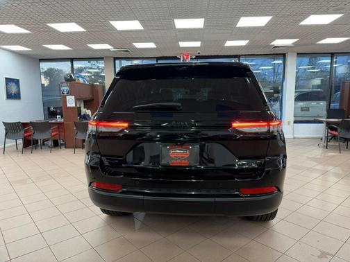Diamond Black Crystal Pearlcoat 2024 Jeep Grand Cherokee Limited